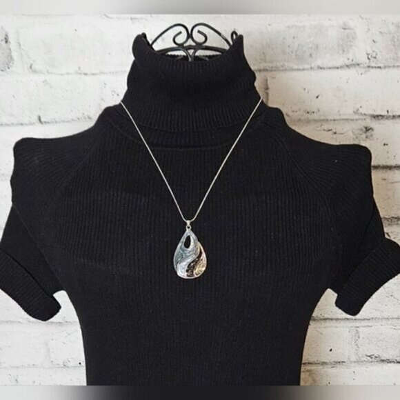 Beautiful teardrop shaped pendant. Made with different Shades of resin - Picture 3 of 7